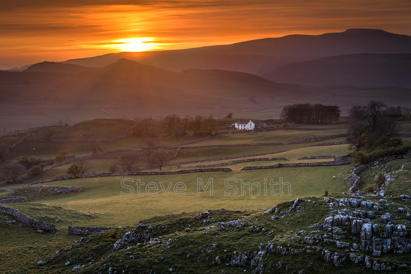 Ingleborough-Sunset-01 Lustre 3x2+220+250 
 Ingleborough sunset 
 Keywords: Ingleborough, sunset, Yorkshire Dales